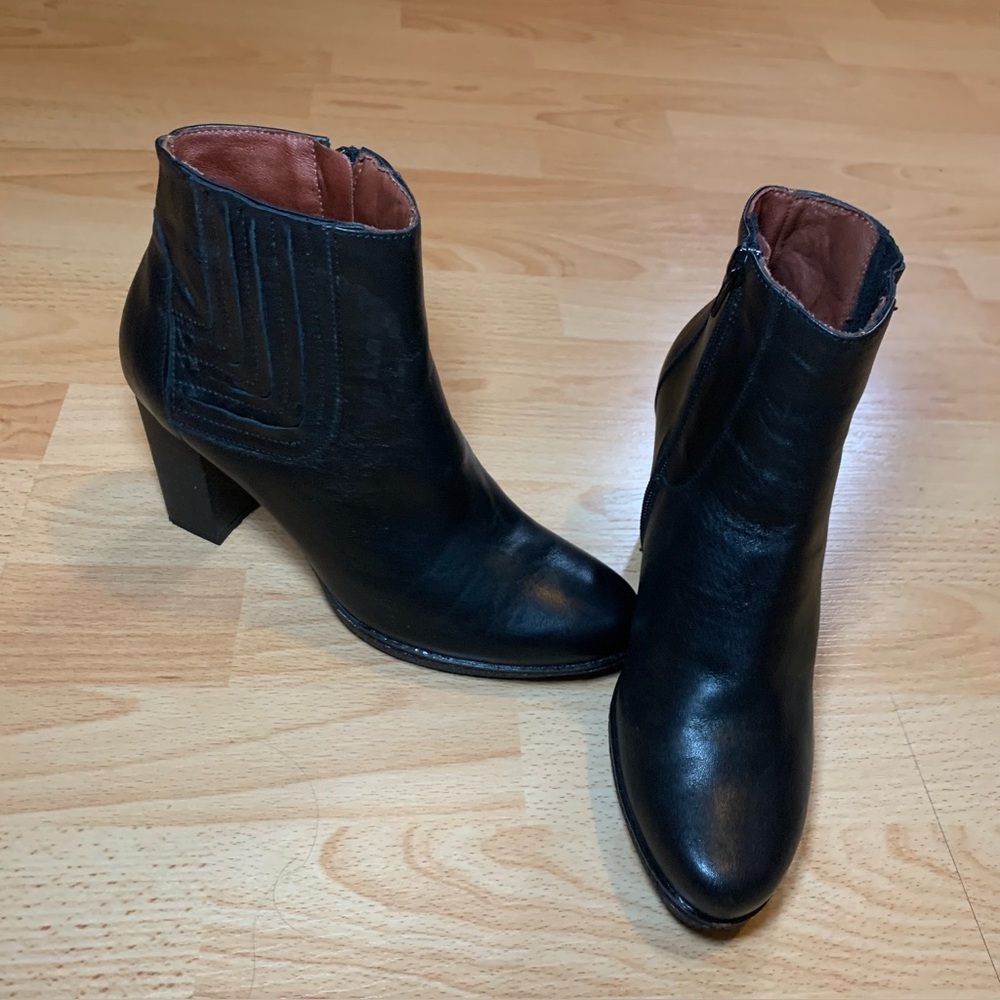Karston Air Atota Women's Black Leather Booties